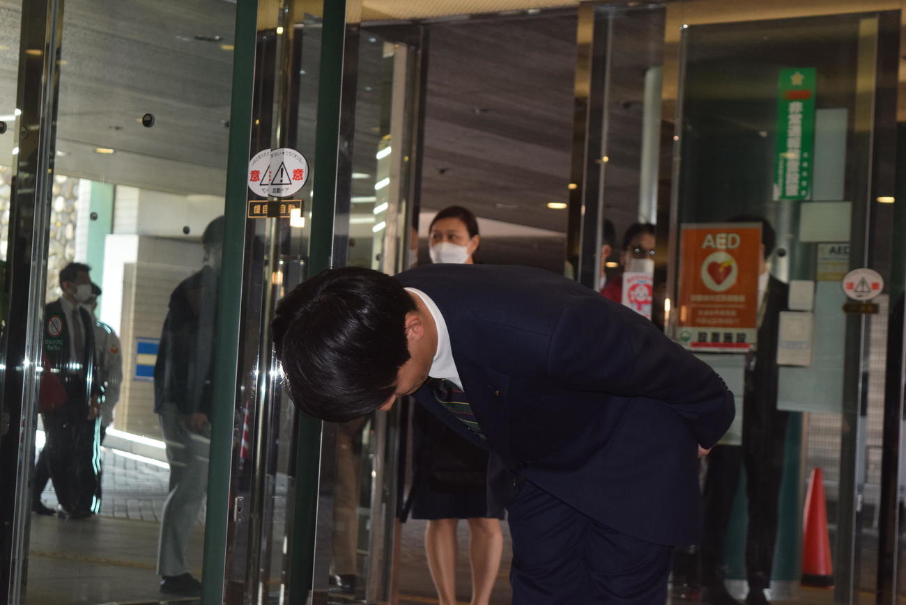 初登庁した高島崚輔芦屋市長は庁舎の入り口で一礼する（撮影・阪口孝志）