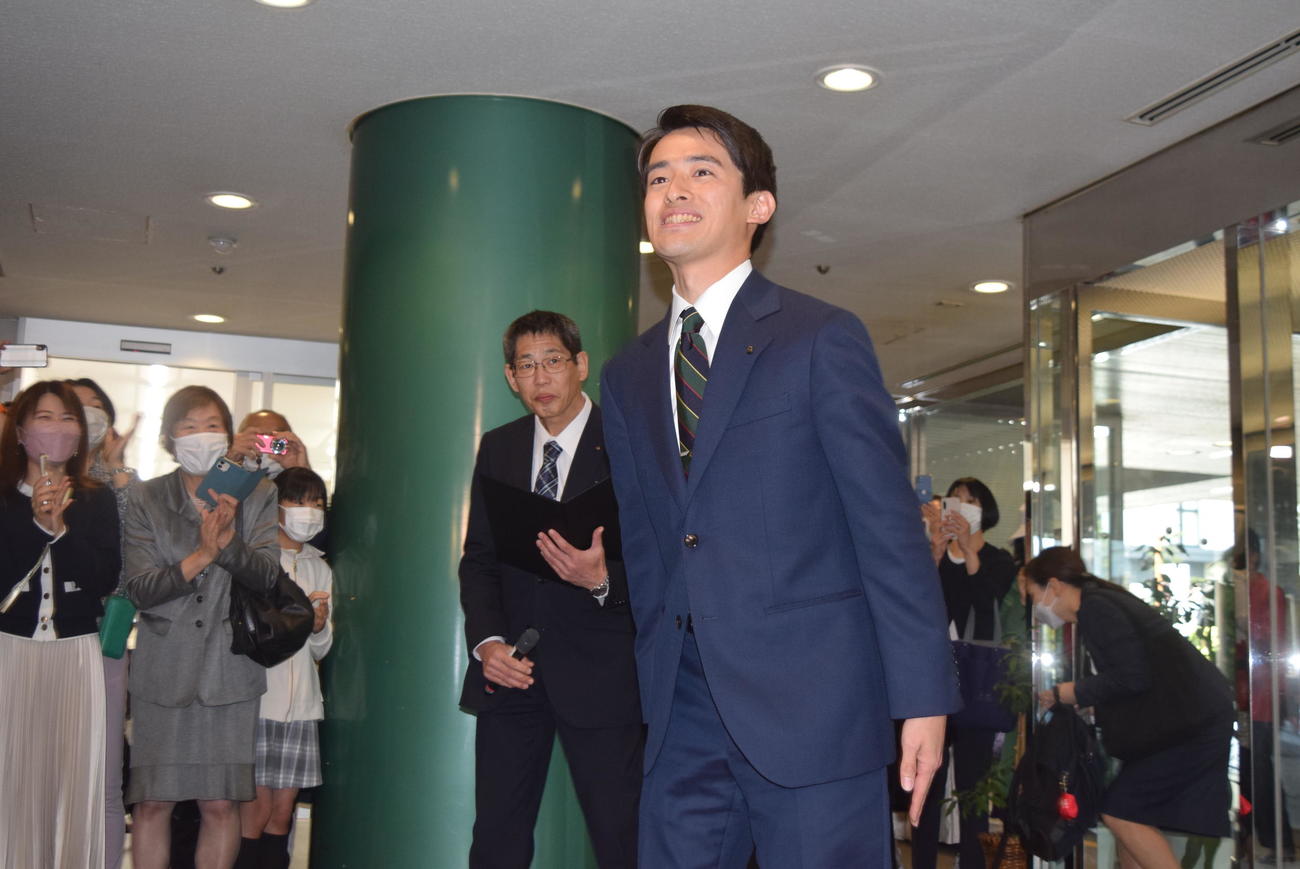 初登庁した高島崚輔芦屋市長（撮影・阪口孝志）