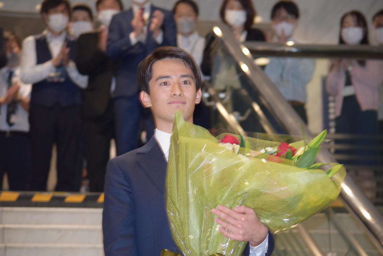 初登庁し花束を贈られた高島崚輔芦屋市長（撮影・阪口孝志）