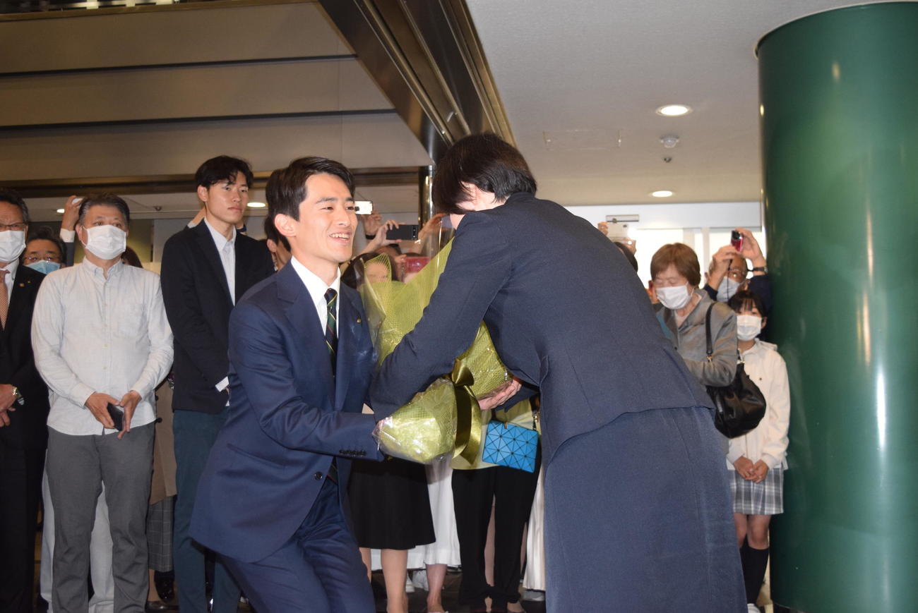 職員から花束を受け取る高島崚輔芦屋市長（撮影・阪口孝志）