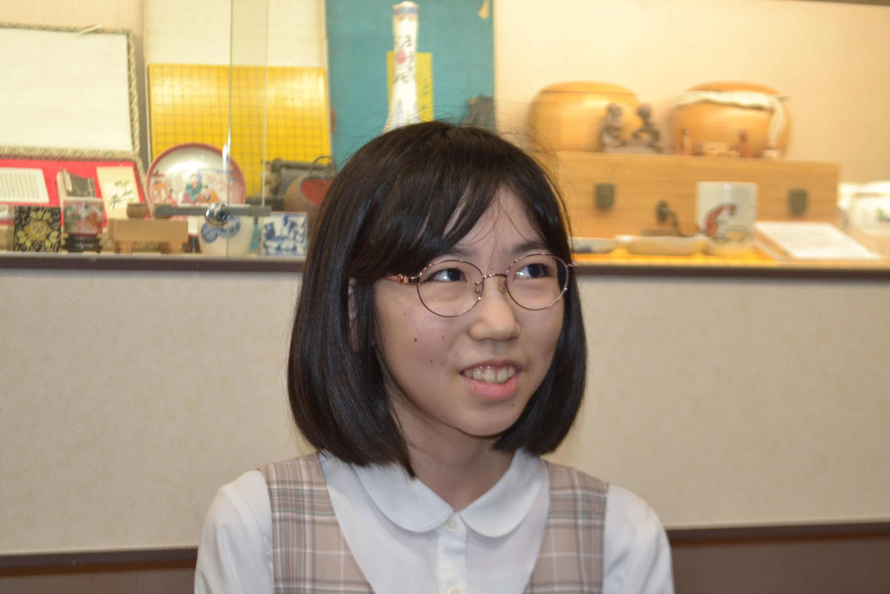 プロ初勝利を挙げて囲み取材に応じる柳原咲輝初段
