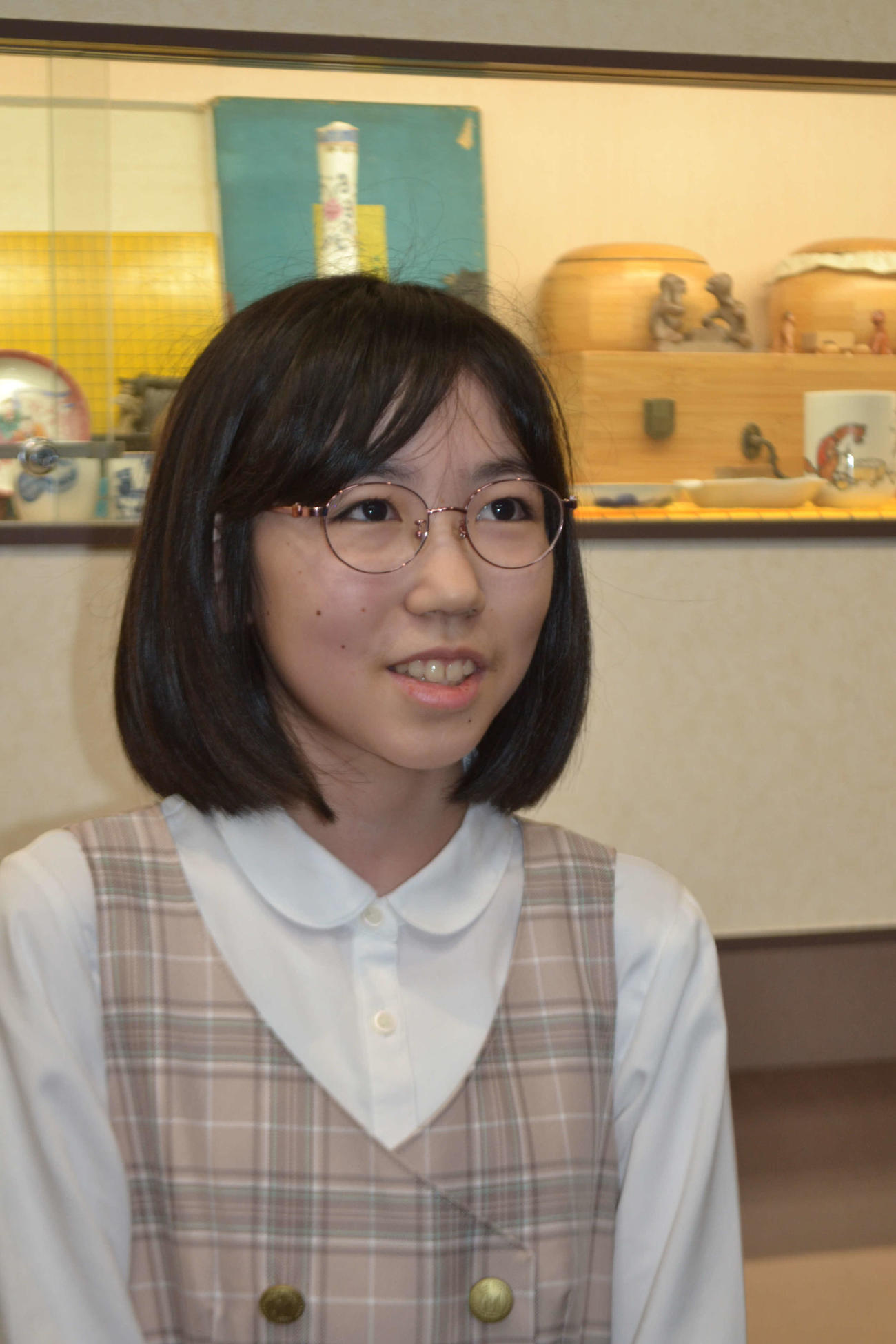 プロ初勝利を挙げて囲み取材に応じる柳原咲輝初段
