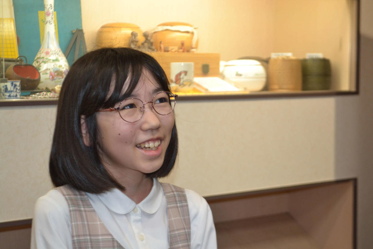 プロ初勝利を挙げて囲み取材に応じる柳原咲輝初段
