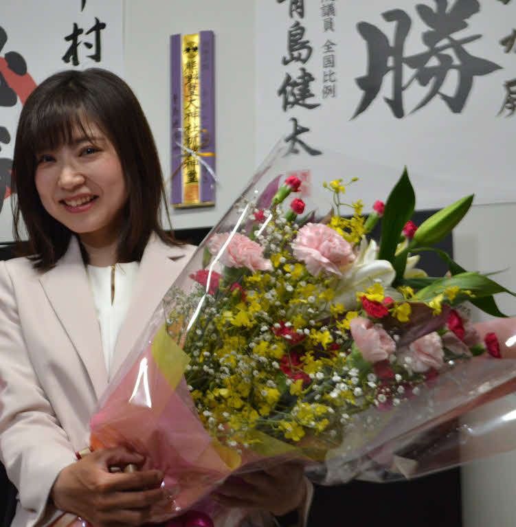 4月9日、埼玉県議に初当選し笑顔を見せる中村美香氏