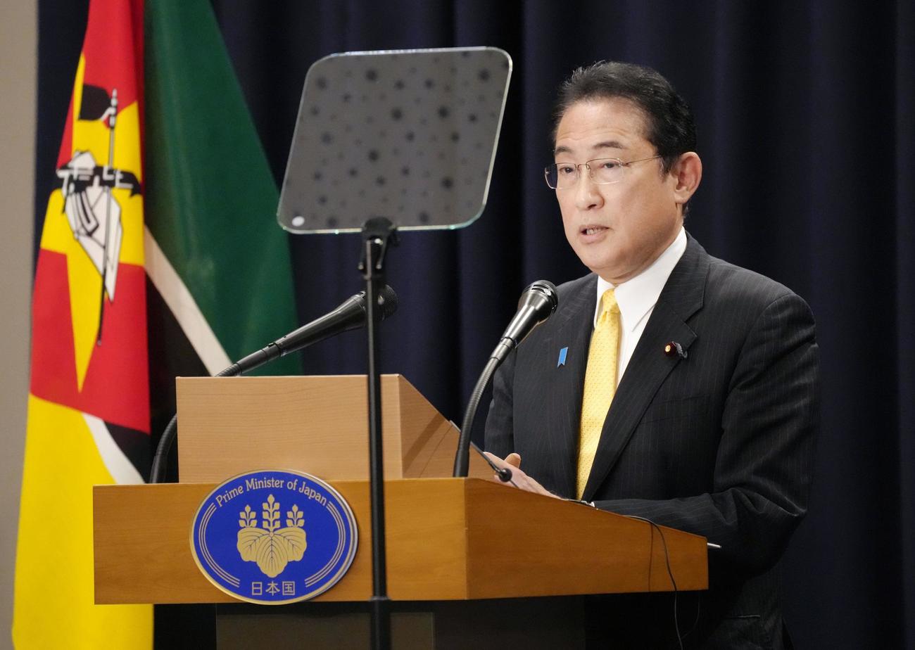 モザンビークの首都マプトで記者会見する岸田首相（共同）