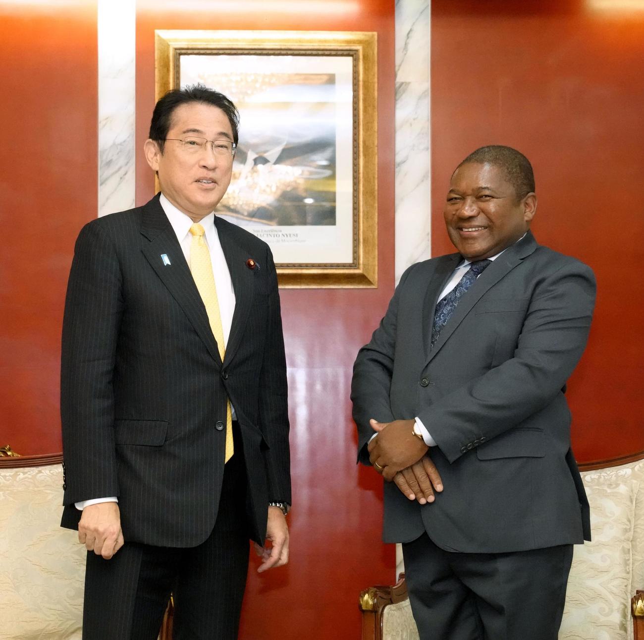 会談に臨むモザンビークのニュシ大統領（右）と岸田首相（共同）