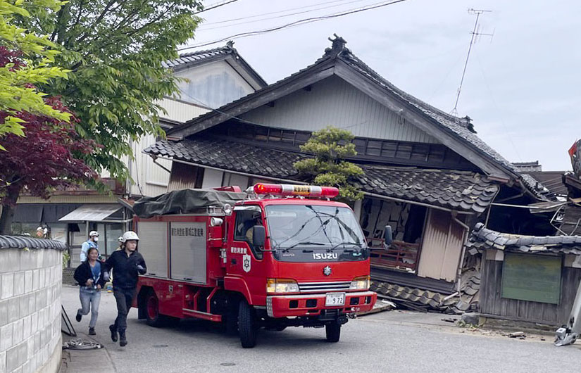石川県珠洲市で震度6強を観測した地震で崩れた家屋（近隣住民提供）