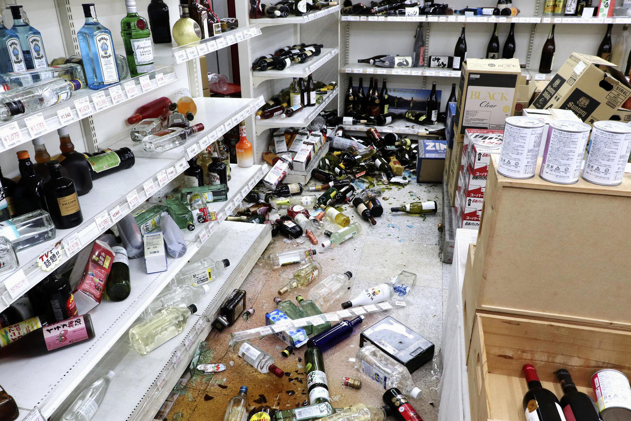地震で酒瓶が散乱した石川県珠洲市の酒屋＝5日午後（北國新聞社提供）