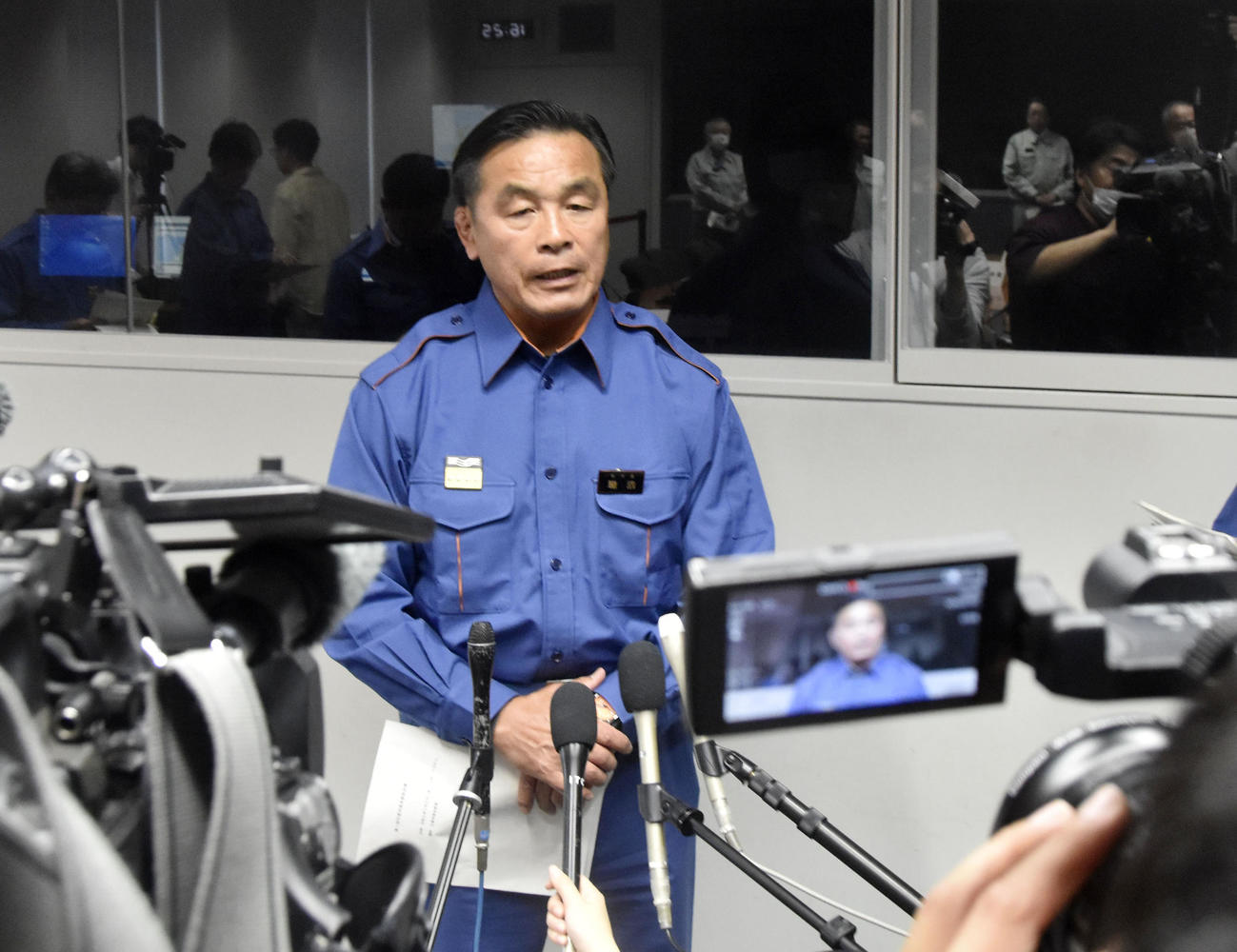 石川県の災害対策本部会議を終え、記者団の取材に応じる馳浩知事（共同）