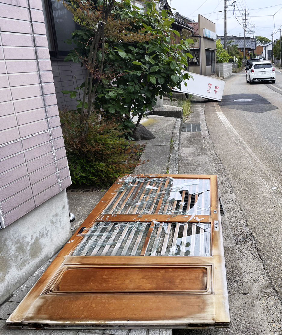 石川県珠洲市で倒れた扉（近隣住民提供）