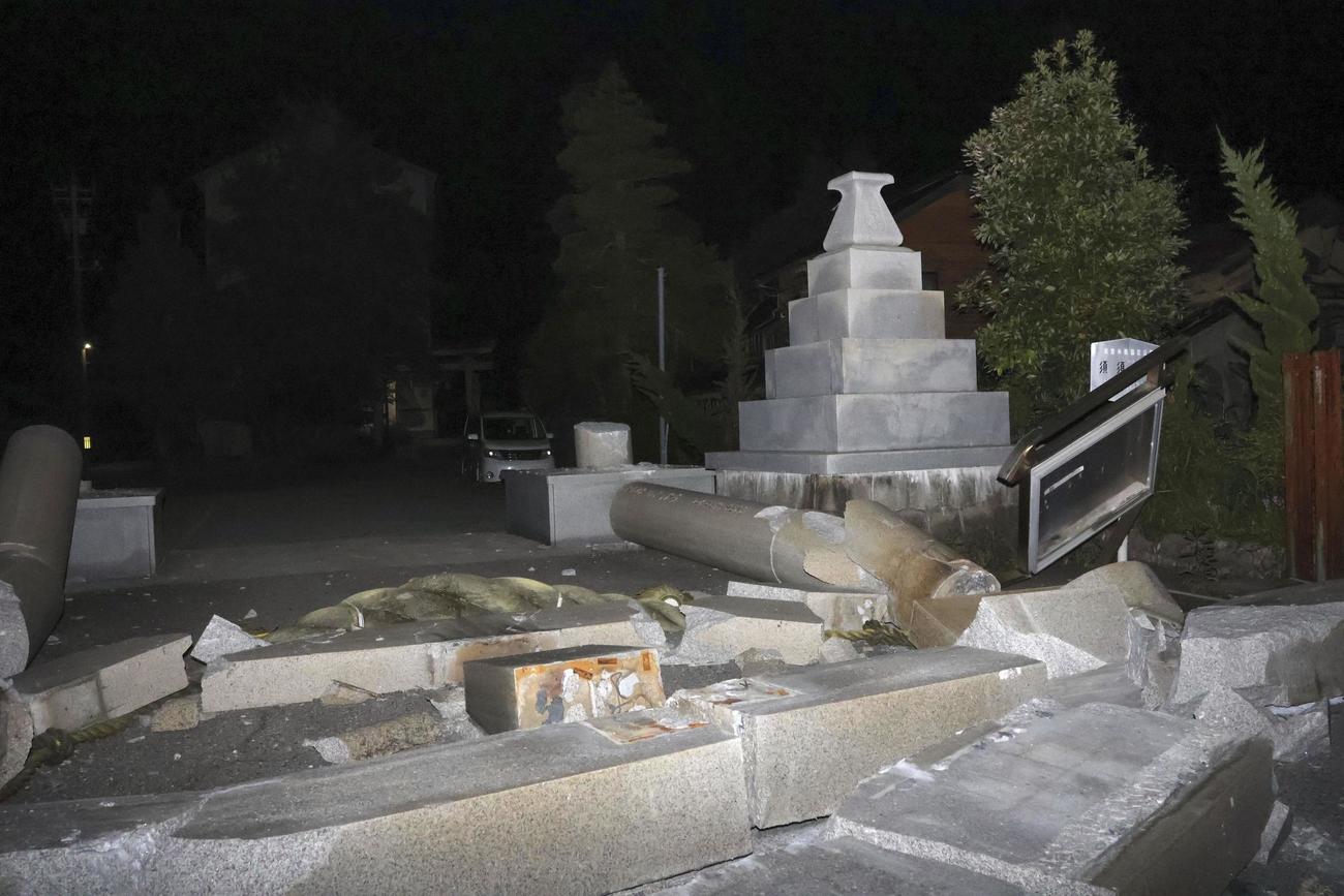 地震で倒壊した、石川県珠洲市にある須須神社金分宮の鳥居（共同）
