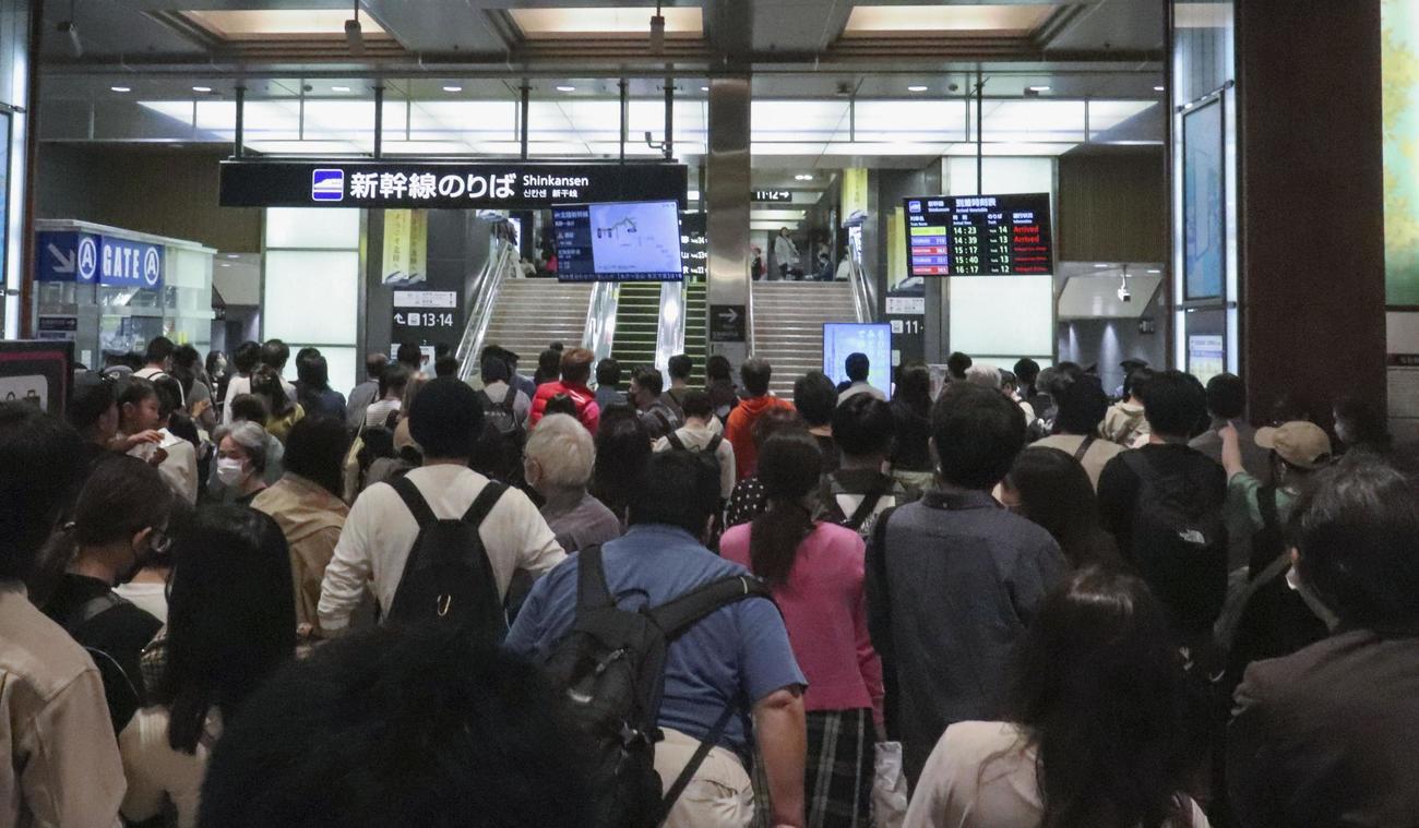 震度6強の地震で北陸新幹線が運休し、利用客らでごった返すJR金沢駅（共同）