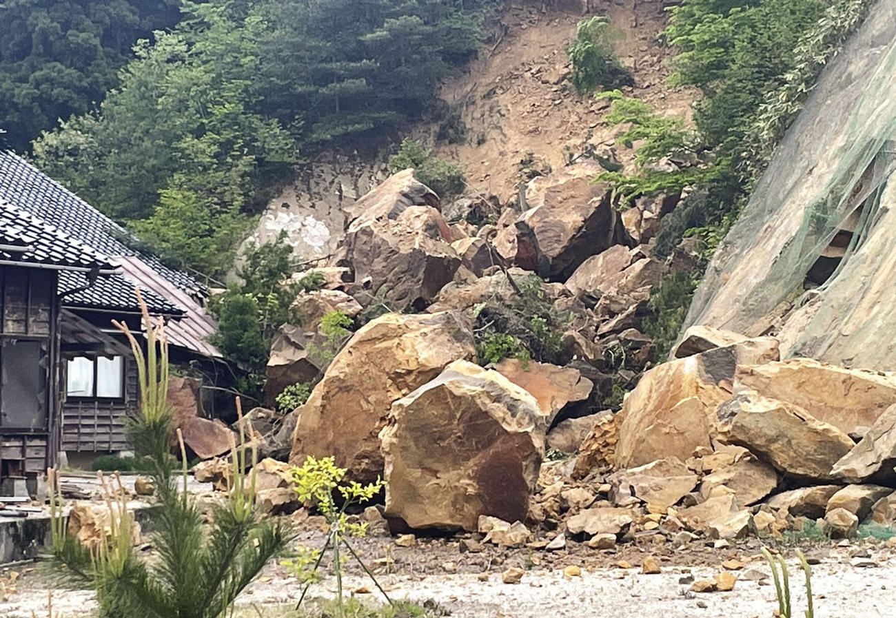 地震で起きた石川県珠洲市の土砂崩れ現場＝5日午後（近隣住民提供）