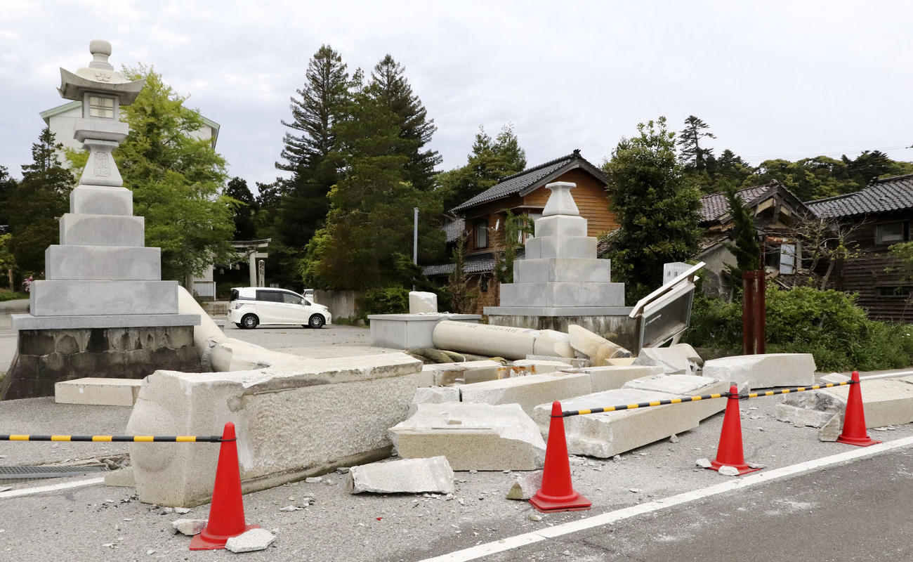 地震で倒壊した石川県珠洲市の須須神社の鳥居＝5日午後（北國新聞社提供）