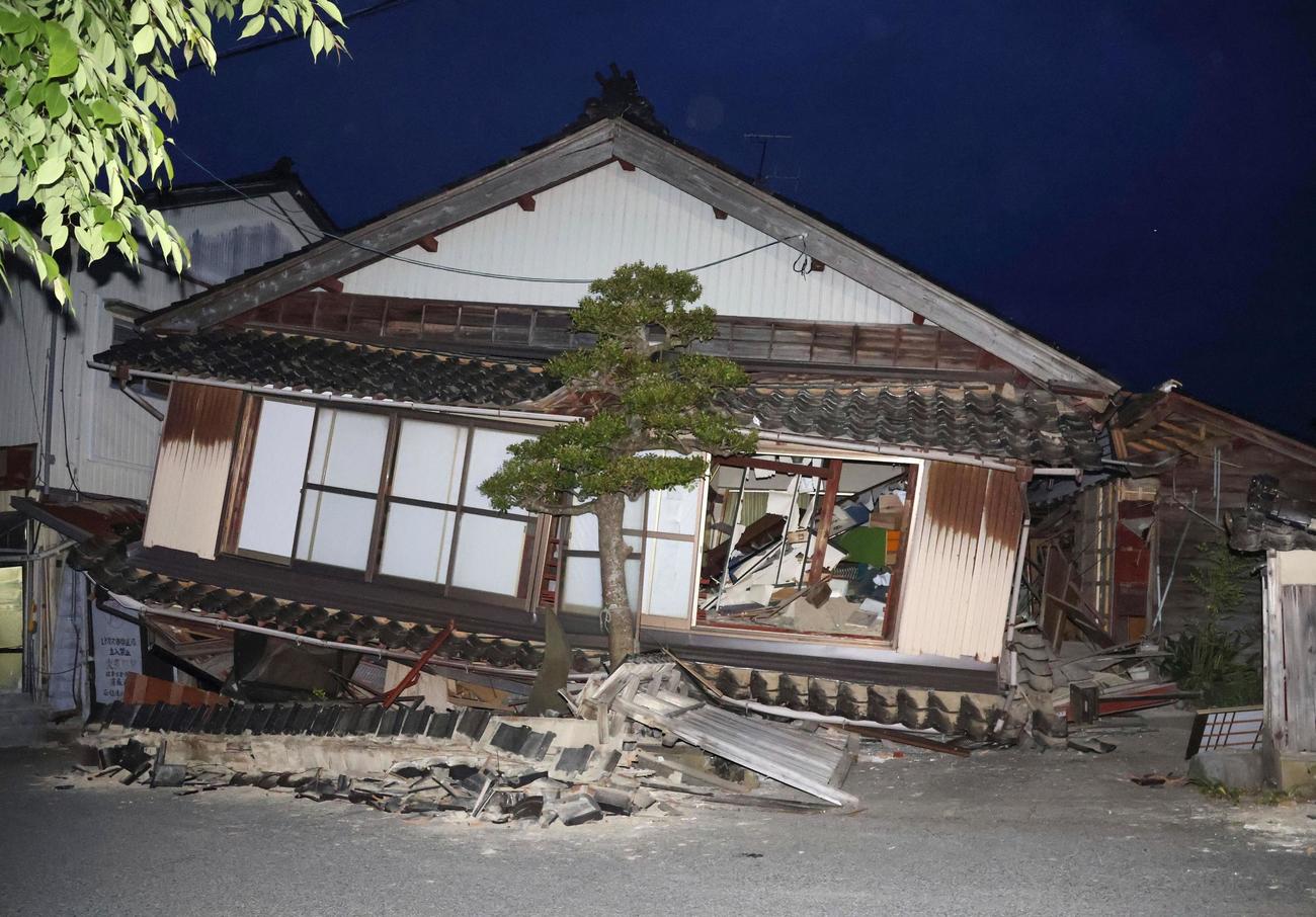 地震で1階部分がつぶれた石川県珠洲市の家屋（共同）