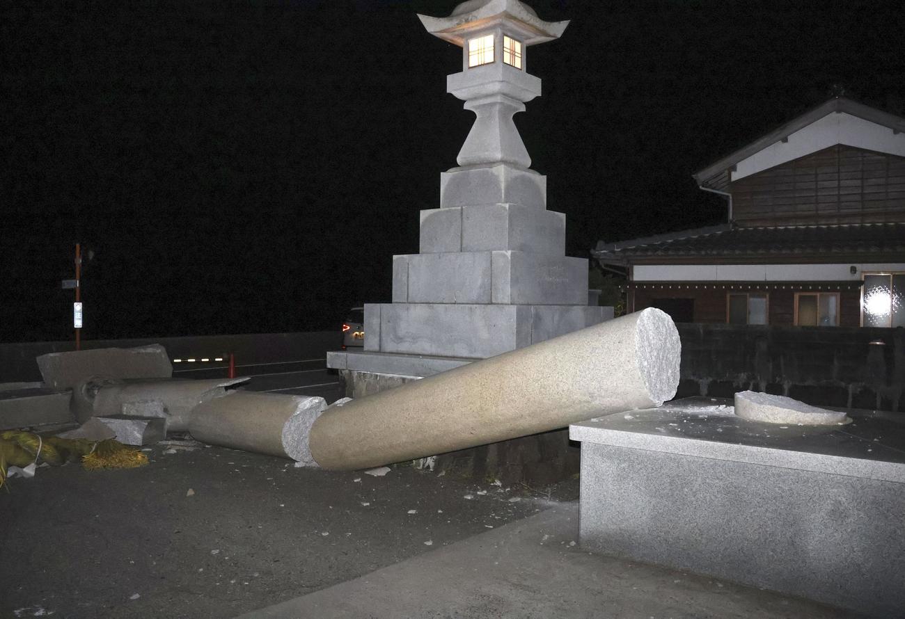 地震で倒壊した、石川県珠洲市にある須須神社金分宮の鳥居（共同）
