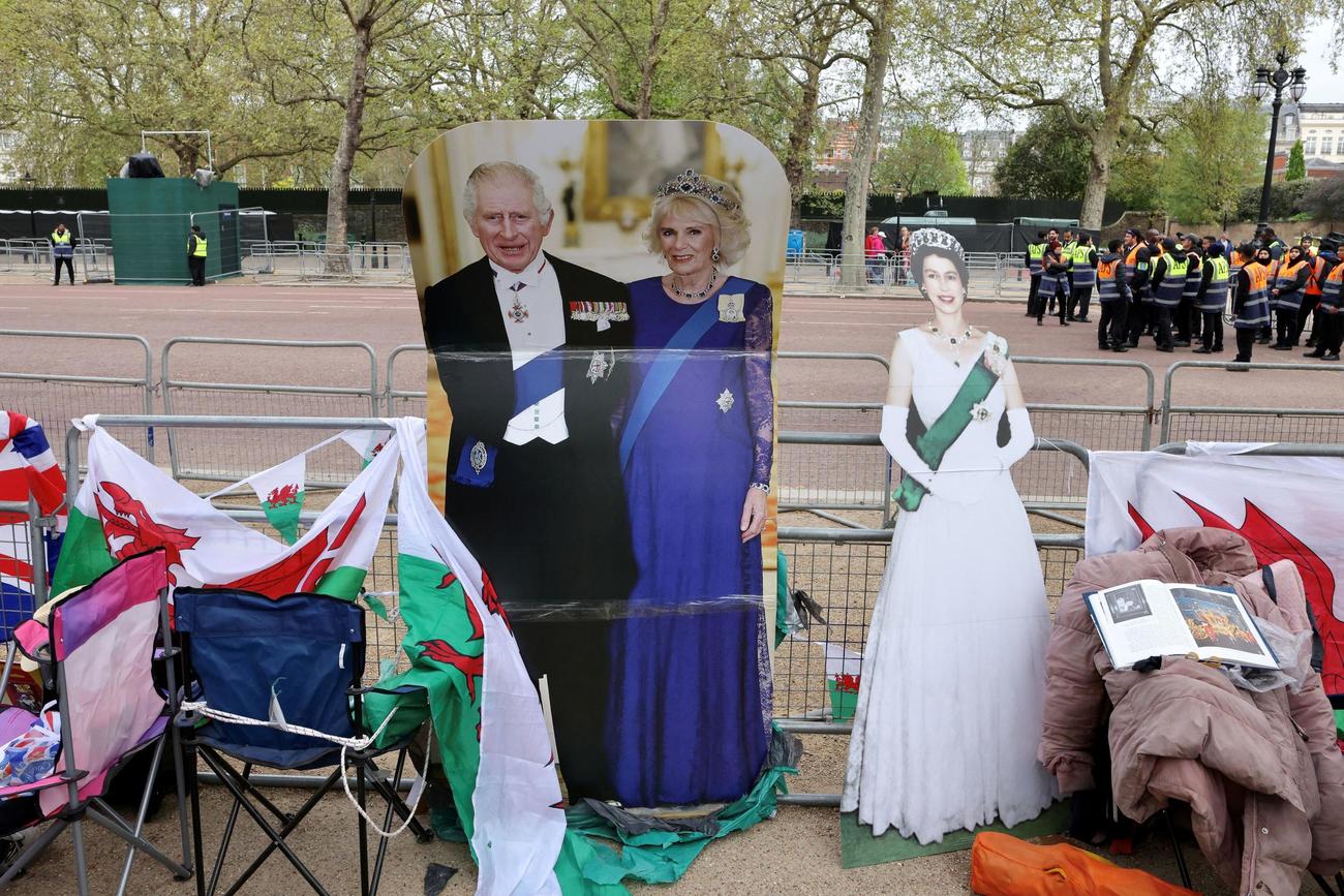 ロンドン市内では戴冠式に先立ち、段ボールで作られたチャールズ王とカミラ女王妃のパネルが見られた（ロイター）