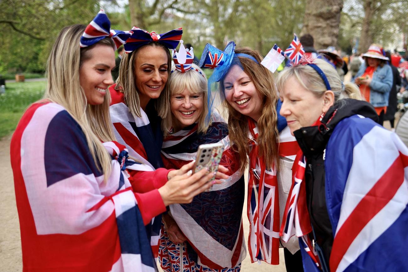 英国のロンドンではチャールズ王とカミラ女王妃の戴冠式に先立ち、友人や家族のグループが盛り上がる（ロイター）