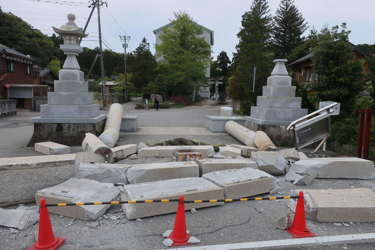 海岸沿いにある須須神社の鳥居は地震の影響で倒壊した（出村正幸さん提供）