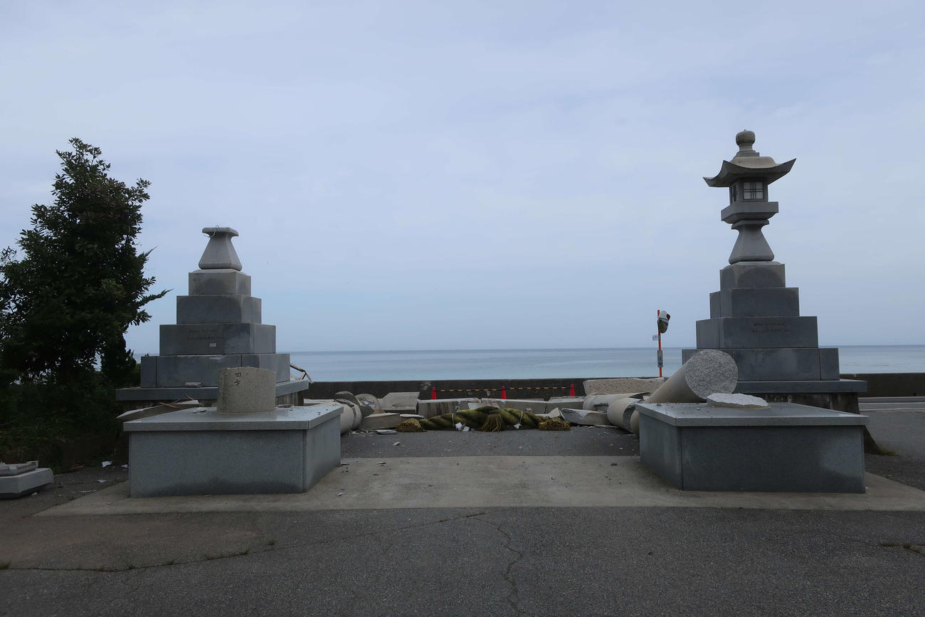 海岸沿いにある須須神社の鳥居は地震の影響で倒壊した（出村正幸さん提供）