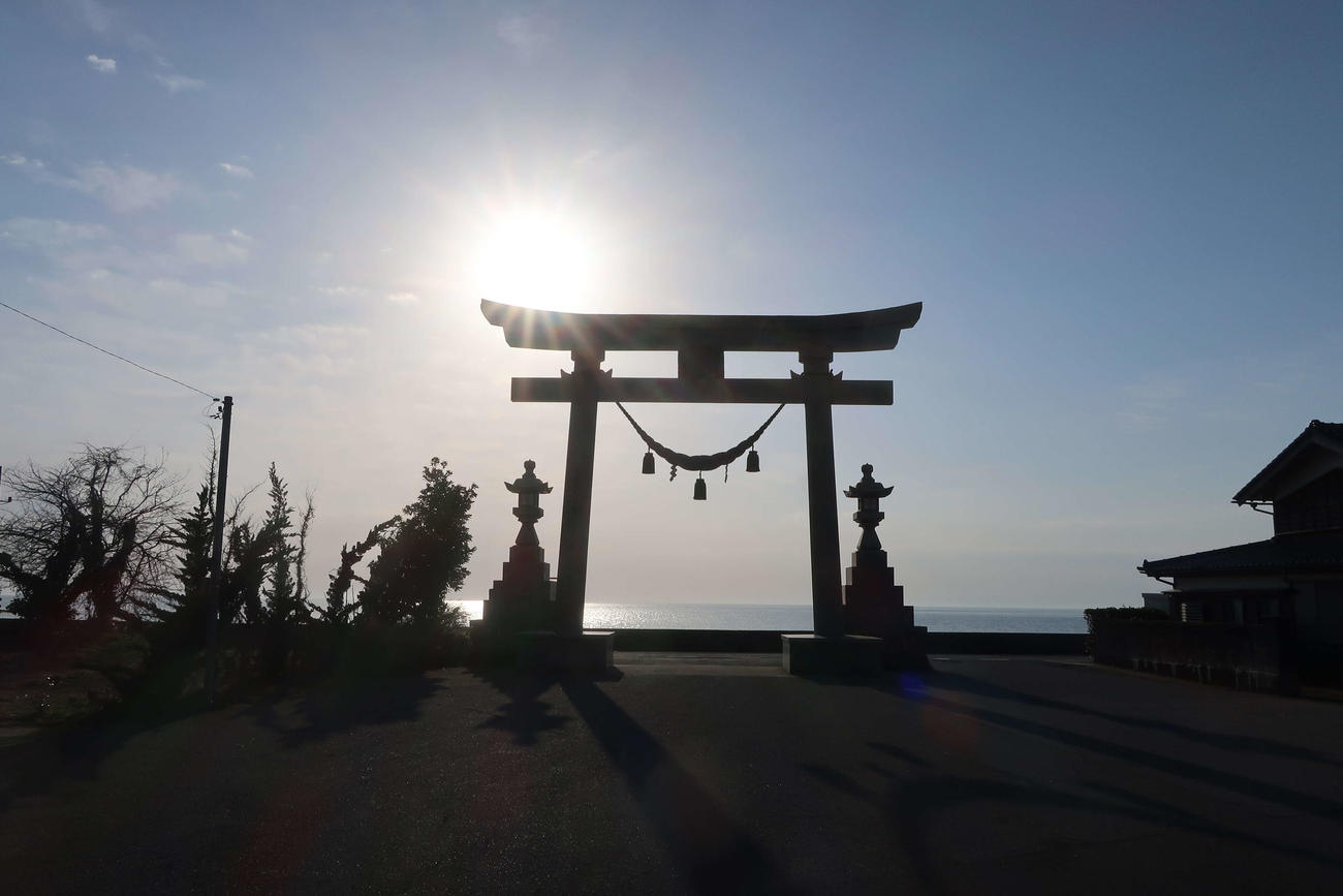海岸沿いにある須須神社の鳥居（23年3月21日、出村正幸さん撮影）