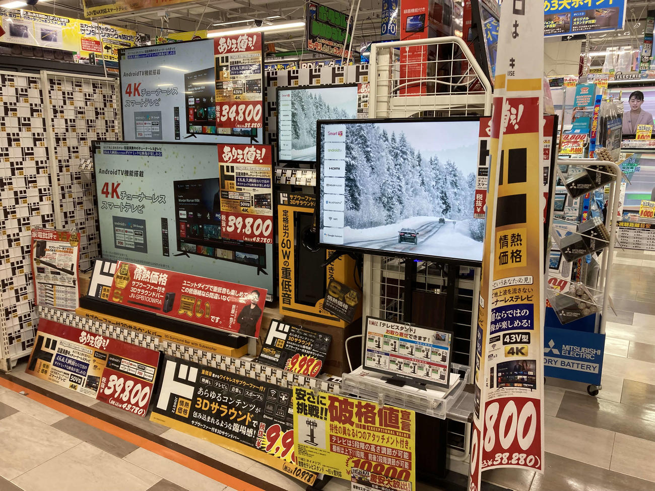 ドン・キホーテで販売されるチューナーレステレビのコーナー