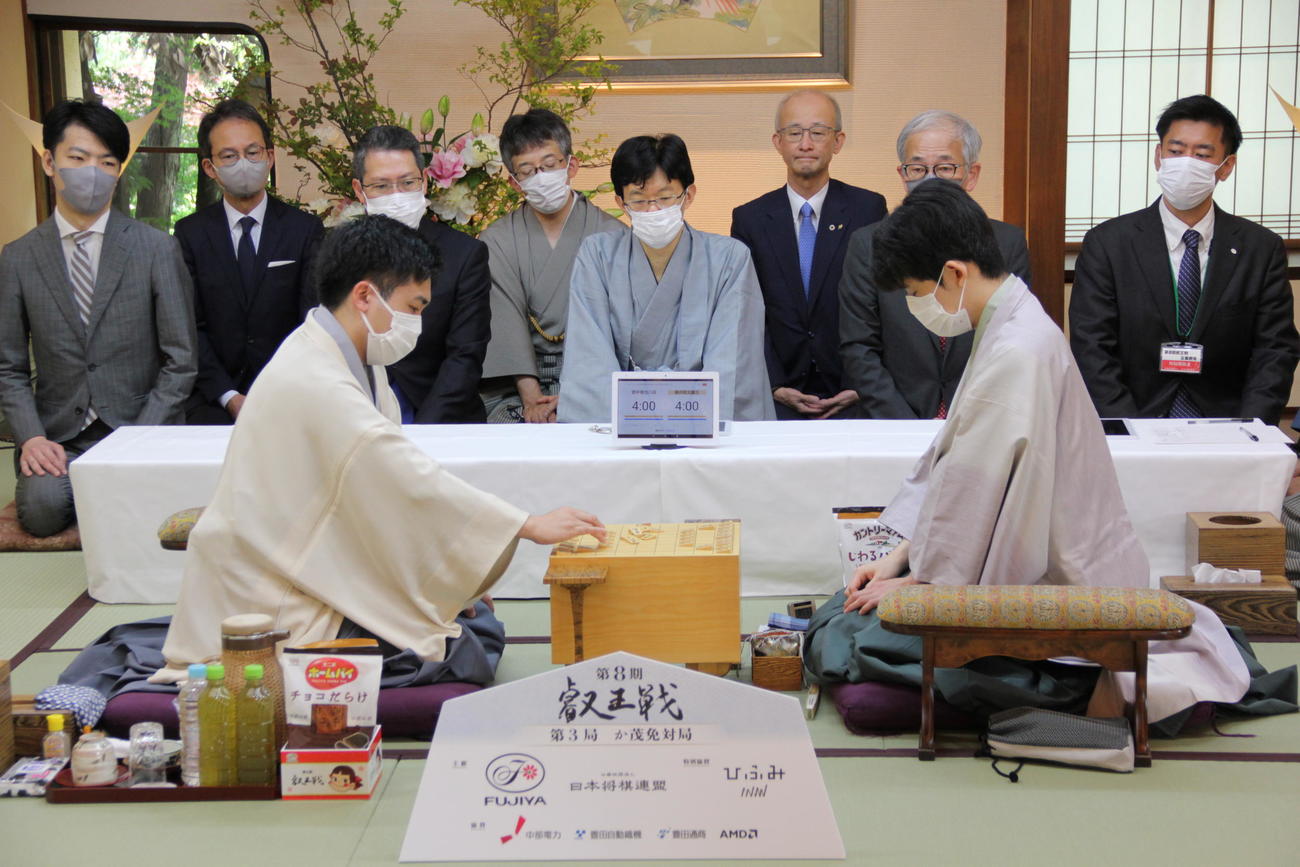 叡王戦5番勝負第3局に臨んだ菅井竜也八段（左）、藤井聡太叡王（日本将棋連盟提供）