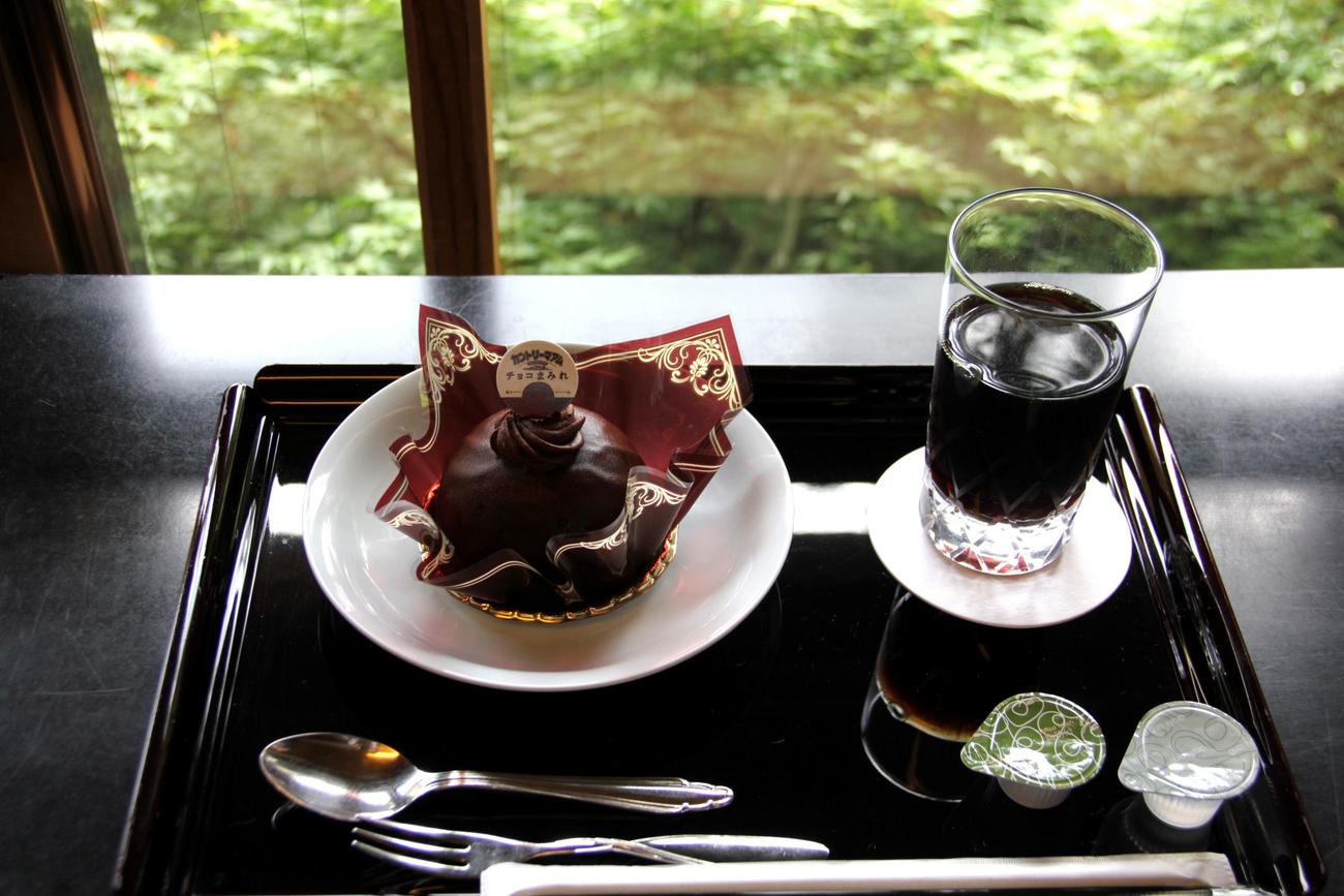 藤井聡太叡王が午前のおやつに注文した「カントリーマアム　チョコまみれムースケーキ」（日本将棋連盟提供）