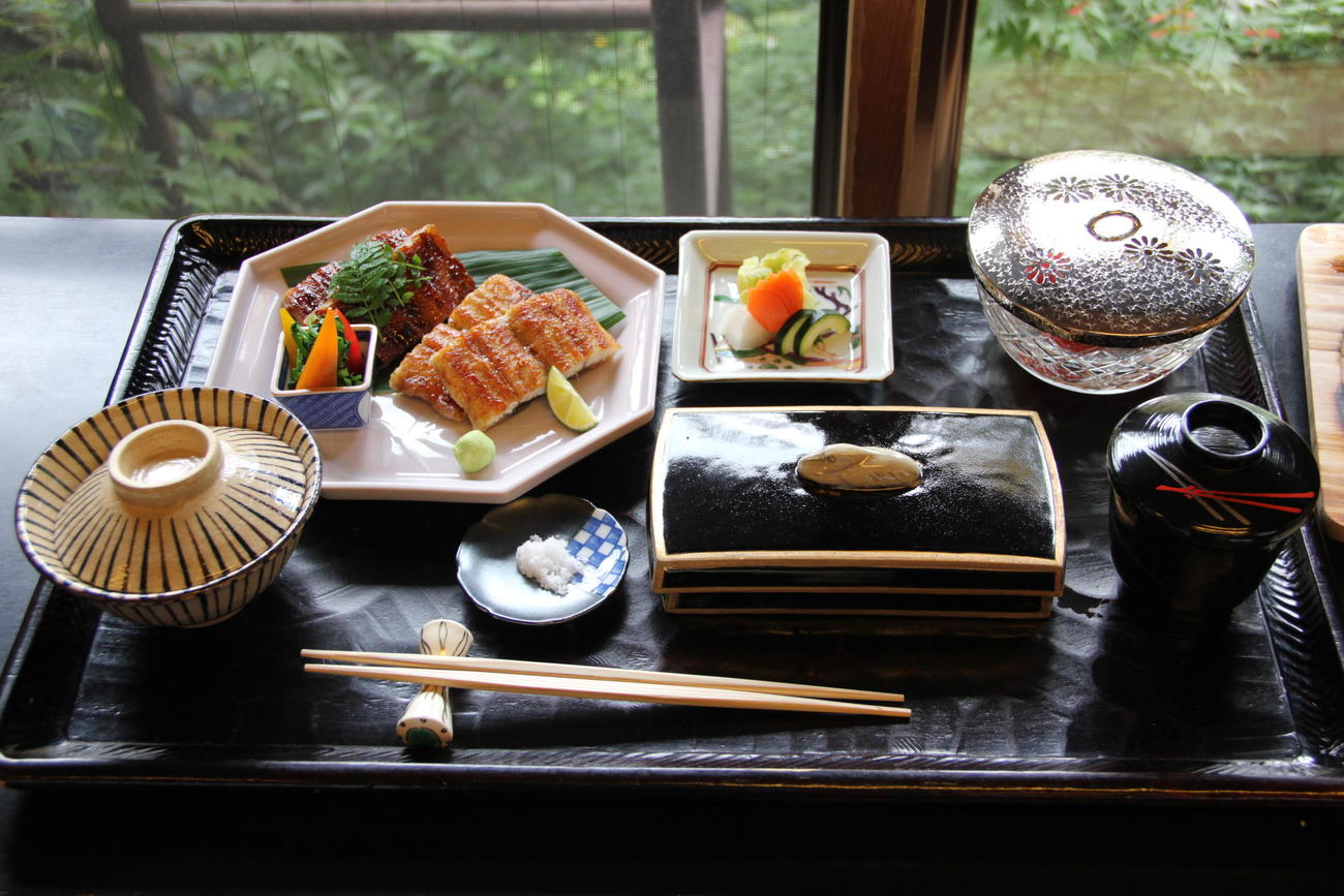 菅井竜也八段が昼食に注文した「「三河一色鰻の食べ比べ御膳」（日本将棋連盟提供）
