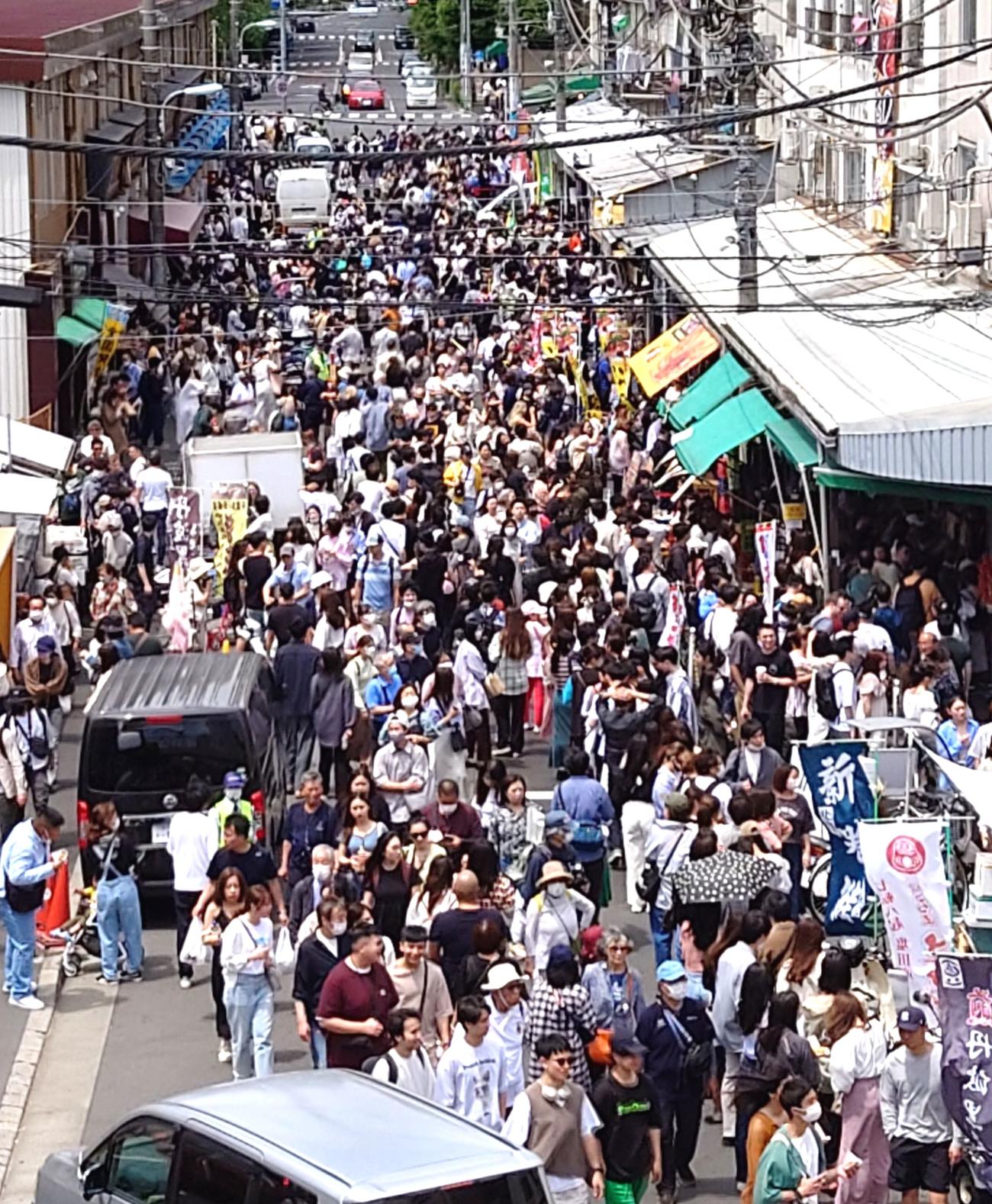 築地場外の波除通りはすき間の見当たらないぐらいに混雑していた（撮影・寺沢卓）