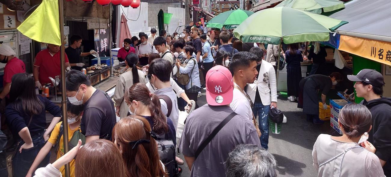 築地場外の目抜き通りの中通りはプチ渋滞に（撮影・寺沢卓）
