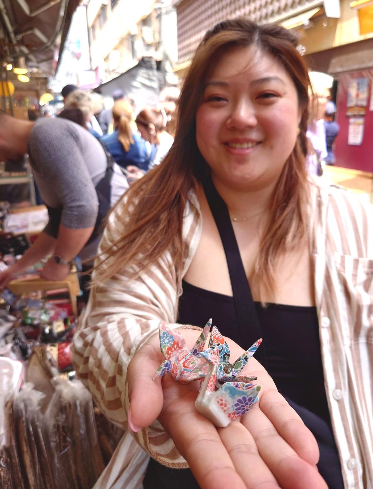 築地場外「小見山商店」の美濃焼の折り鶴を「カワイイ」と3つ購入した米国人女性（撮影・寺沢卓）