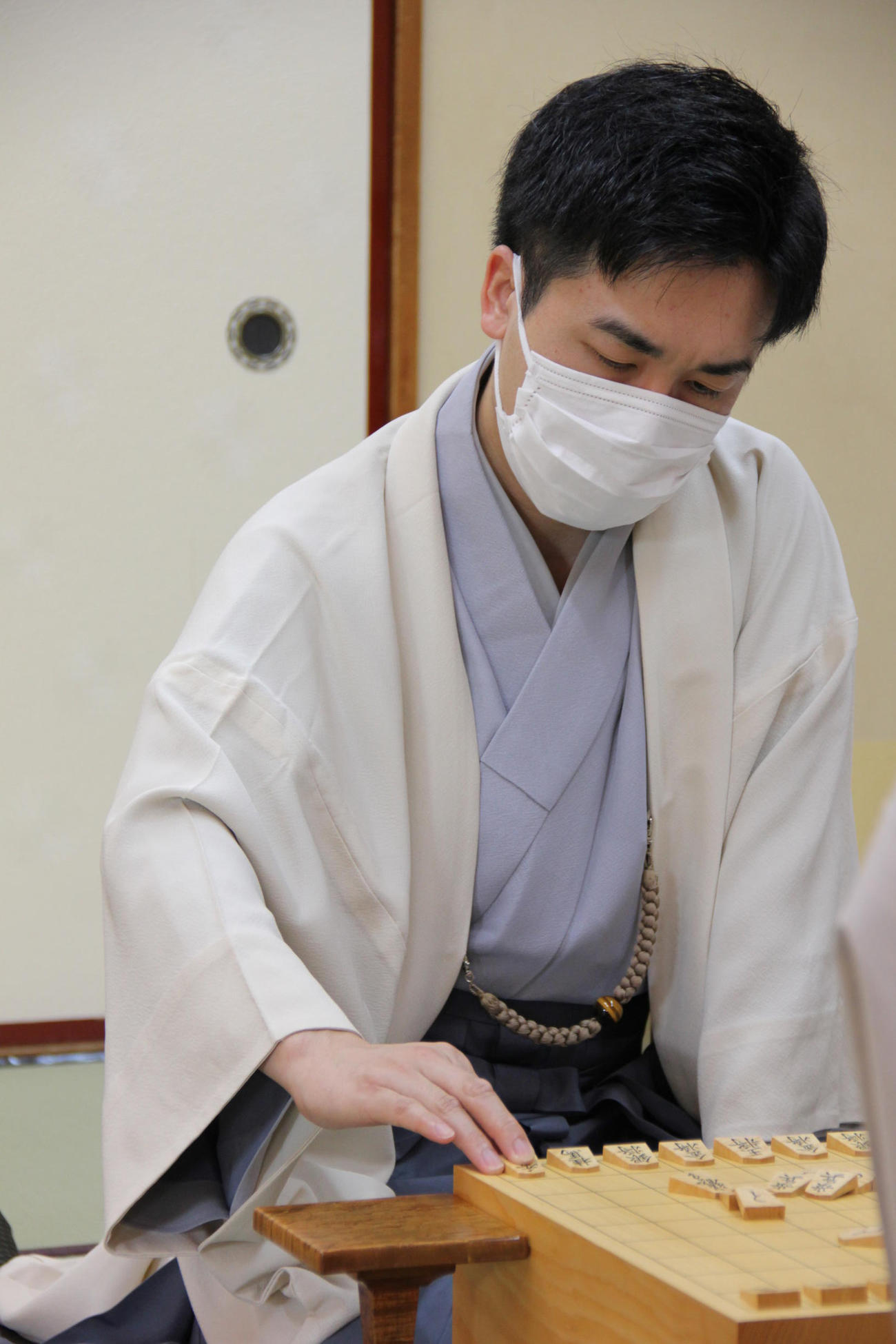 叡王戦5番勝負第3局に臨んだ菅井竜也八段（日本将棋連盟提供）