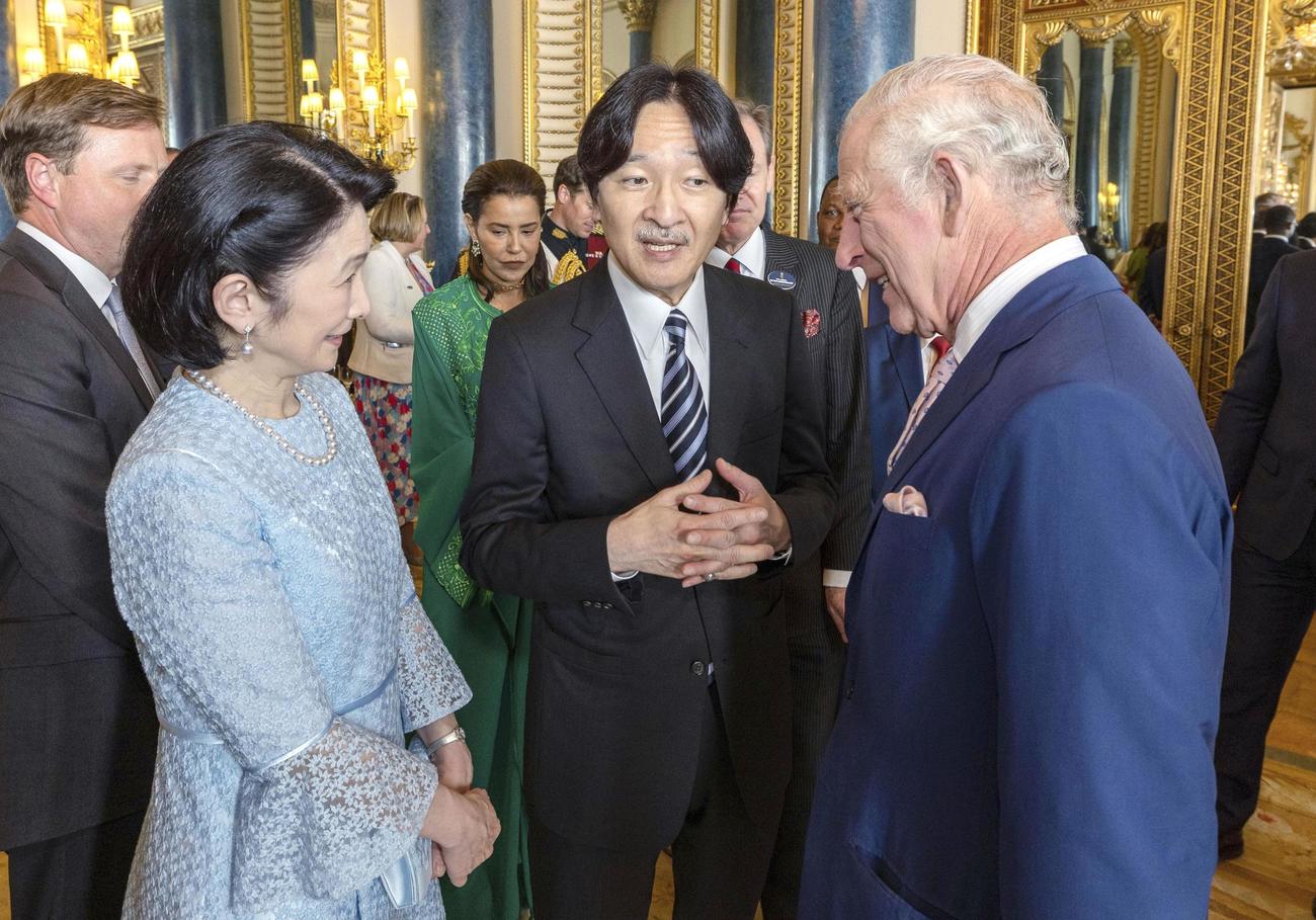 バッキンガム宮殿で開かれたレセプションでチャールズ英国王と歓談される秋篠宮ご夫妻（共同）