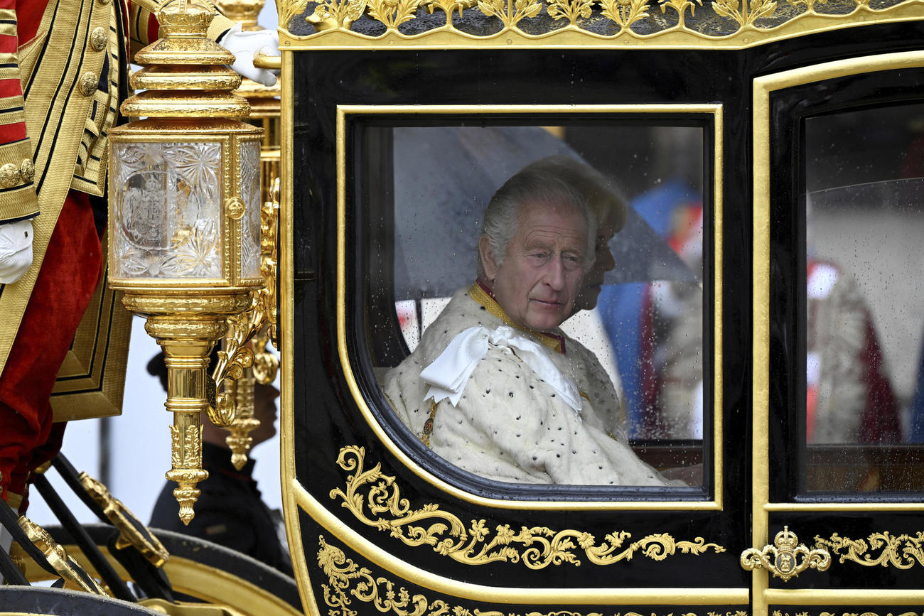 ウェストミンスター寺院に到着した英国王チャールズ3世とカミラ王妃の姿（AP)