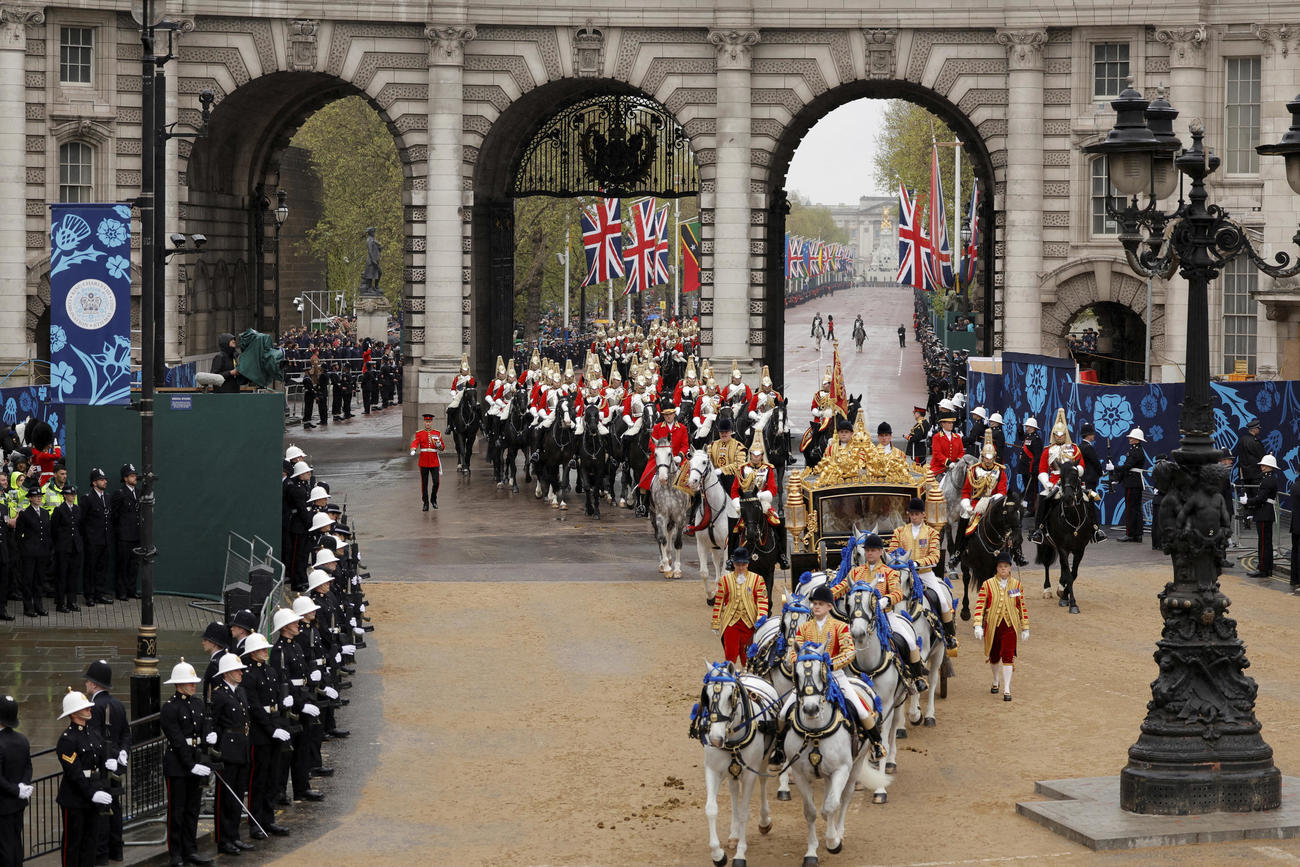 バッキンガム宮殿からウェストミンスター寺院まで移動する英国王チャールズ3世とカミラ女王（AP)