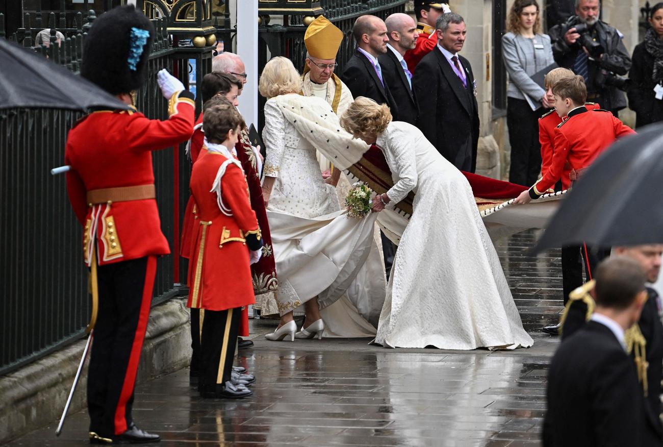 英国のカミラ女王が、チャールズ国王との戴冠式のためにウェストミンスター寺院に到着した（ロイター）