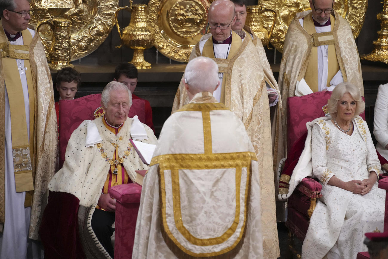 ロンドンのウェストミンスター寺院での戴冠式で、英国のチャールズ国王とカミラ王妃(AP)