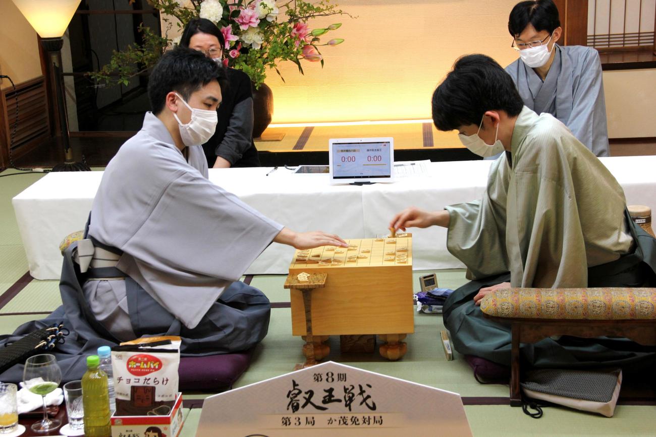 叡王戦5番勝負第3局の終局後、感想戦を行う菅井竜也八段（左）と藤井聡太叡王（日本将棋連盟提供）
