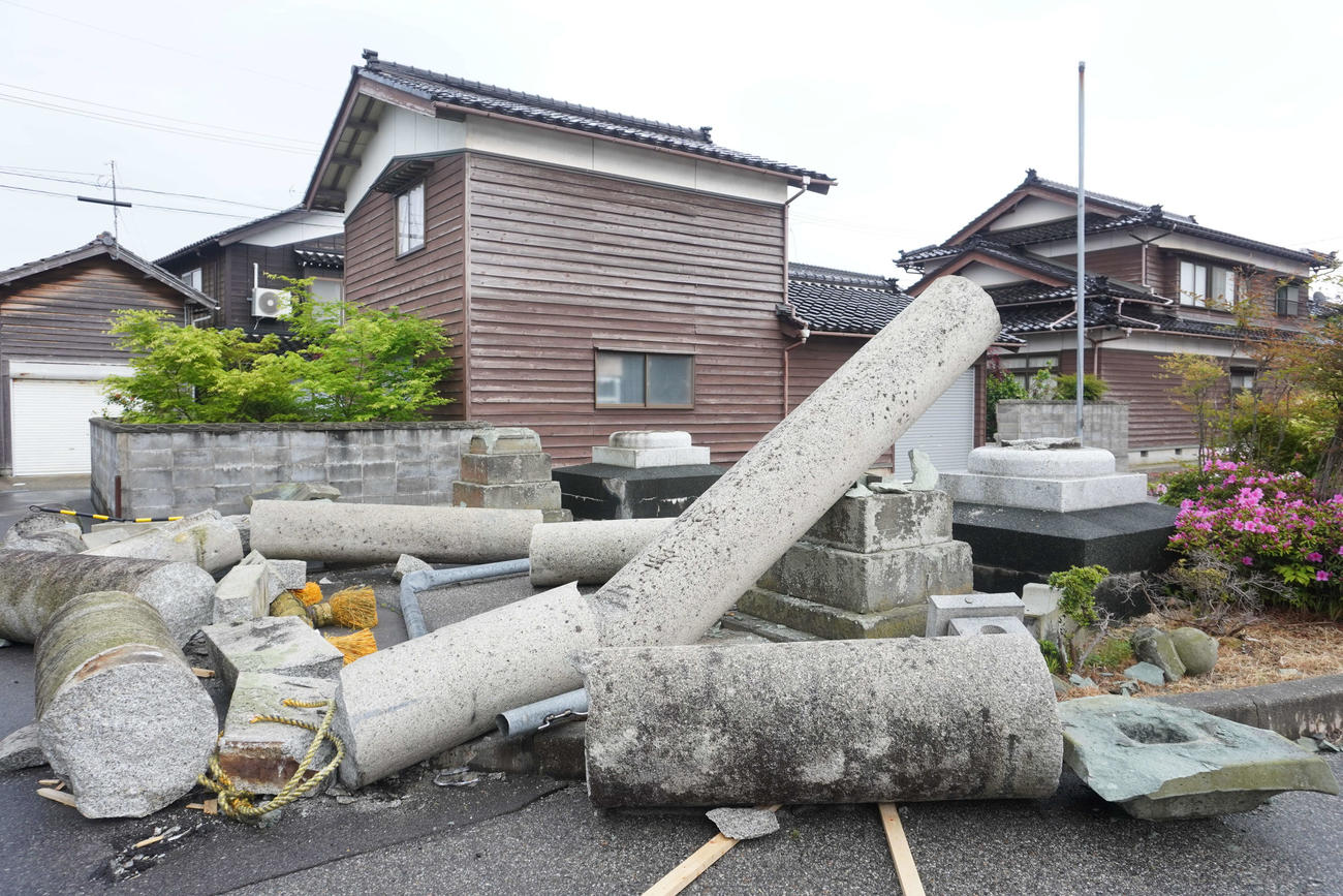地震の影響で倒壊した高倉彦神社の鳥居（撮影・沢田直人）