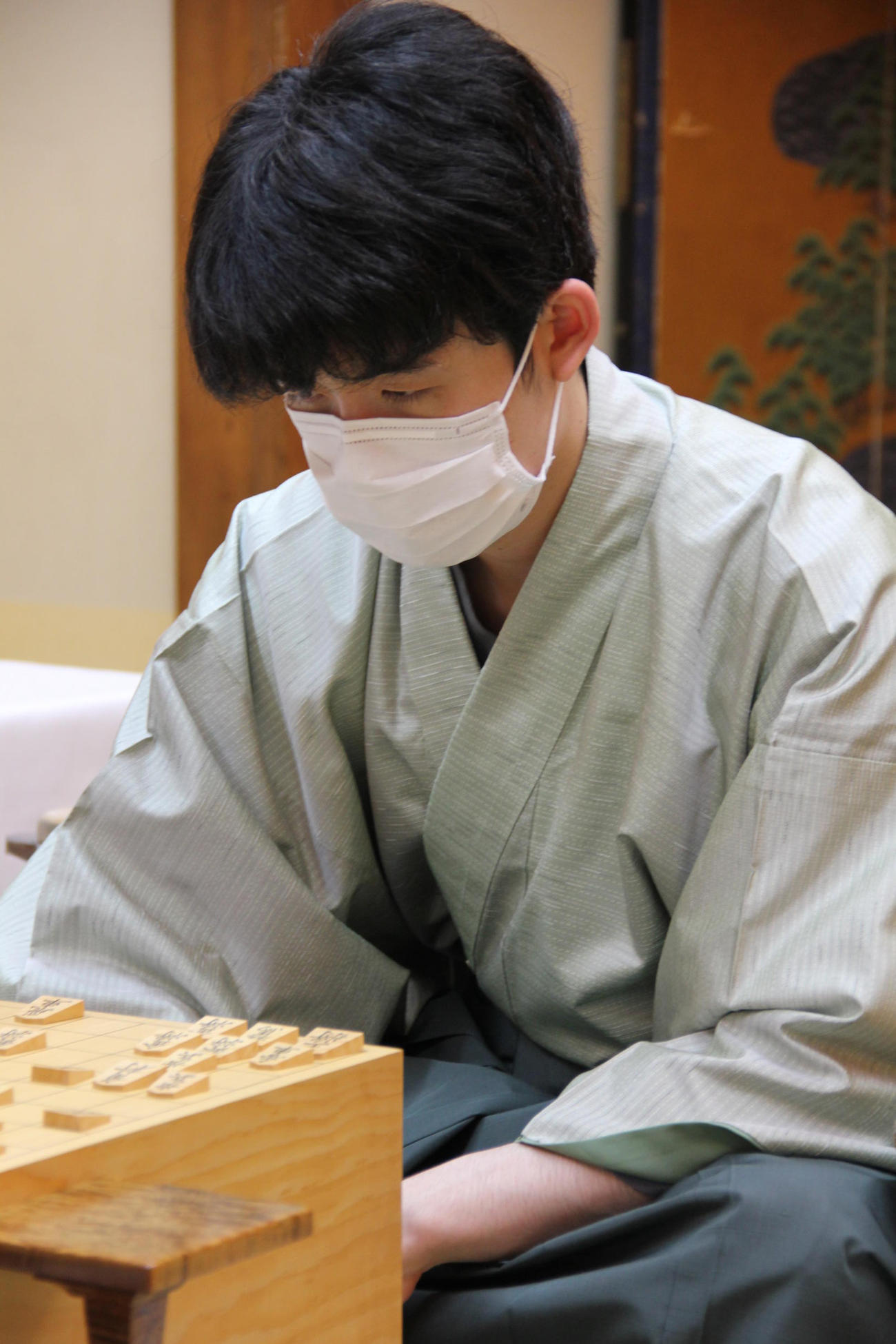 叡王戦5番勝負第3局の終局後、感想戦を行う藤井聡太叡王（日本将棋連盟提供）
