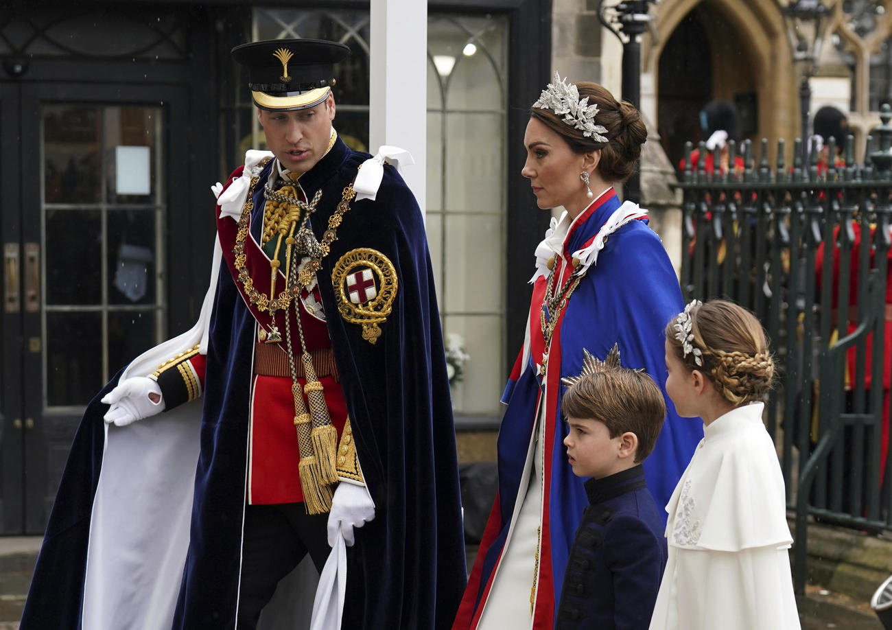 ウィリアム皇太子とキャサリン妃、シャーロット王女とルイ王子（AP)