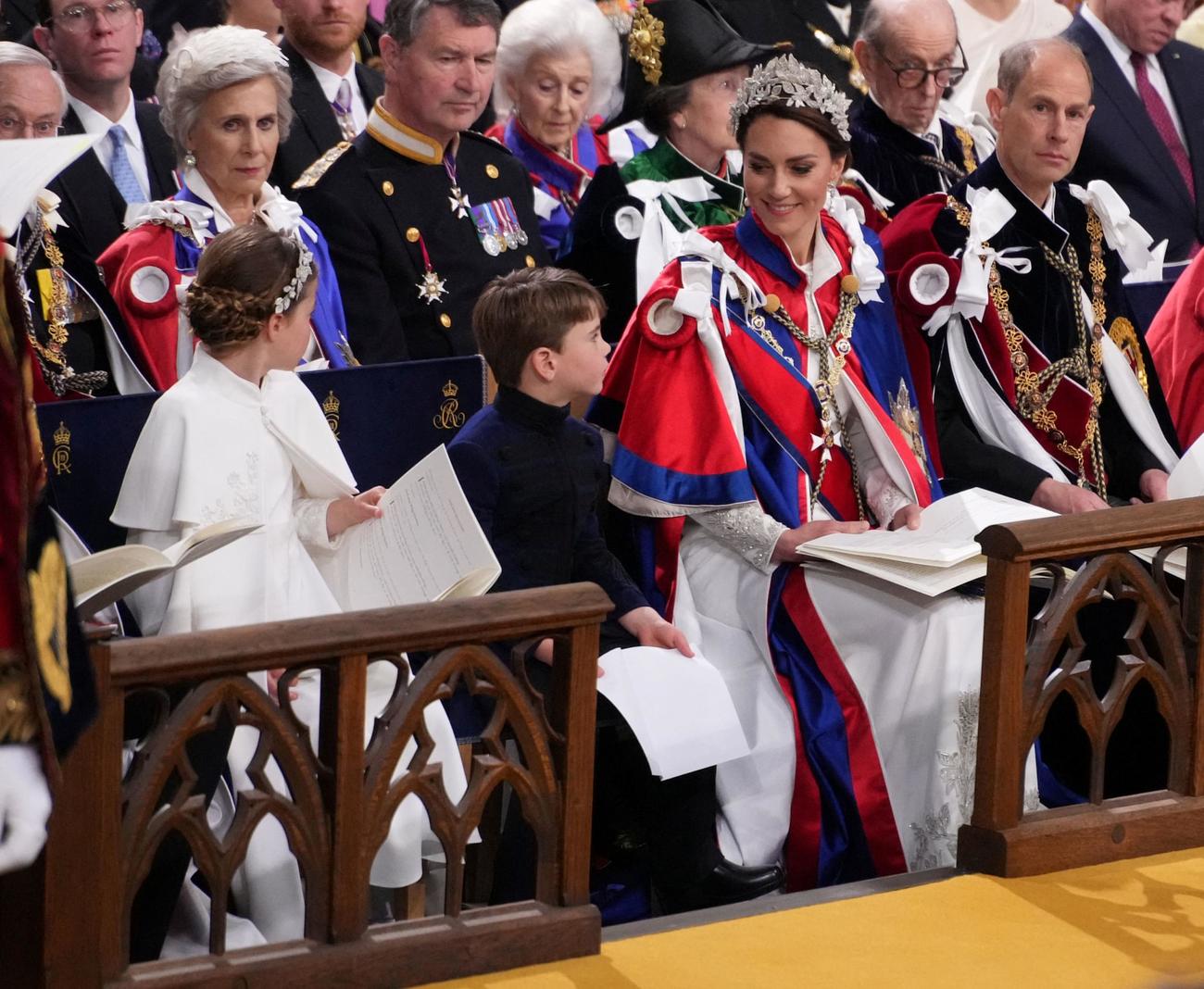 戴冠式に出席したシャーロット王女、ルイ王子とウィリアム皇太子、キャサリン妃（ロイター）