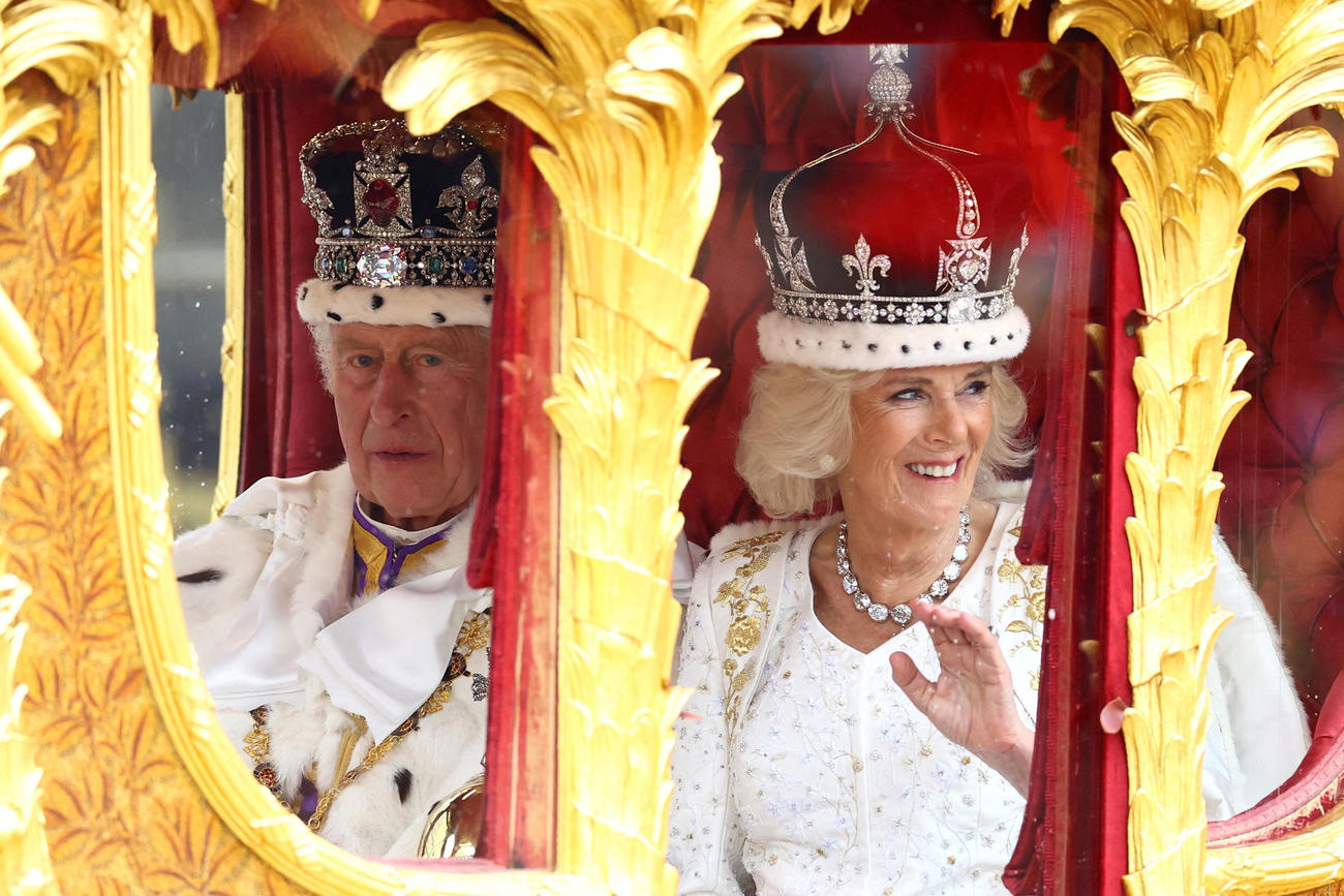 戴冠を終えた英国のチャールズ国王とカミラ女王（ロイター）