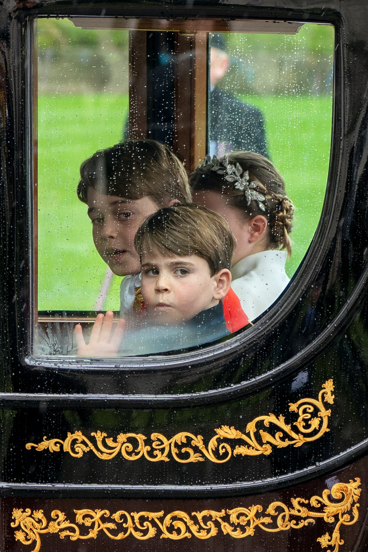 馬車に座るシャーロット王女、ジョージ王子、ルイ王子（ロイター）