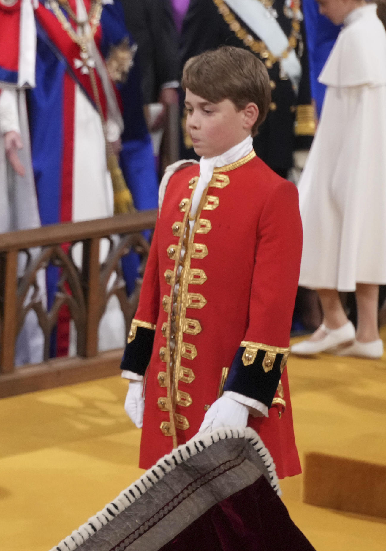 国王チャールズ3世と王妃カミラの戴冠式で立つジョージ王子（AP)