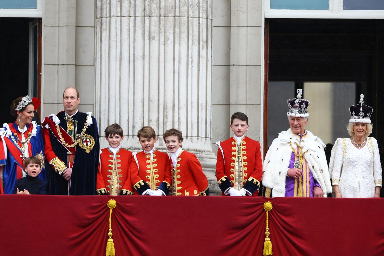 バッキンガム宮殿のバルコニーに立つイギリスのウィリアム皇太子、キャサリン妃、子どものルイ王子とジョージ王子、イギリス国王チャールズ、カミラ王妃（ロイター）