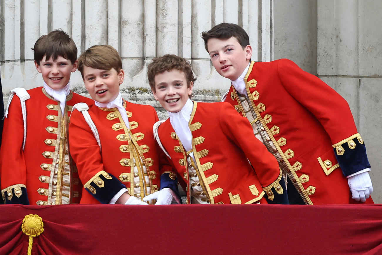 バッキンガム宮殿のバルコニーに立ち、反応するイギリスのジョージ王子（ロイター）