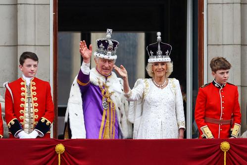リボンブローチ バッキンガム宮殿 チャールズ国王 戴冠式-