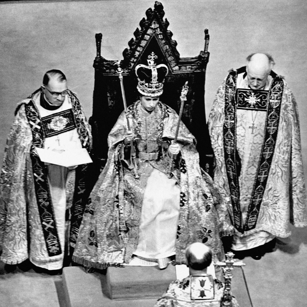 53年6月2日、英ロンドンのウェストミンスター寺院で行われたエリザベス女王（中央）の戴冠式（英PA通信＝共同）